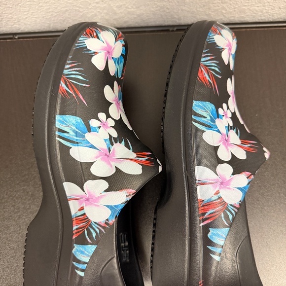 CROCS Dual Comfort Clogs/Mules~Black Floral~Size 7~Excellent condition🌸🌺🌷 - Picture 4 of 10